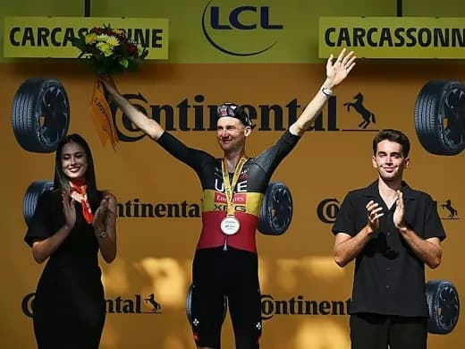 El belga Tim Wellens ganó la etapa 15 en el cierre de la segunda semana del Tour y los colombianos recortan tiempo