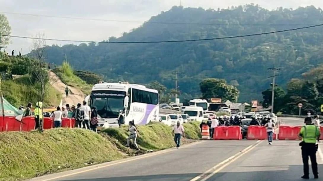 Por retrasos en las obras comunidades bloquean el paso en la vía Bogotá - Melgar en ambos sentidos