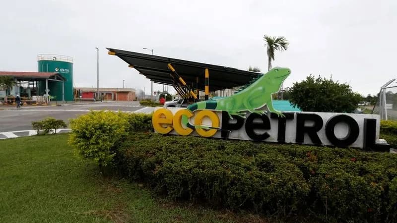 La Refinería de Cartagena recibió el buque con los 100 mil barriles de combustible para aviones