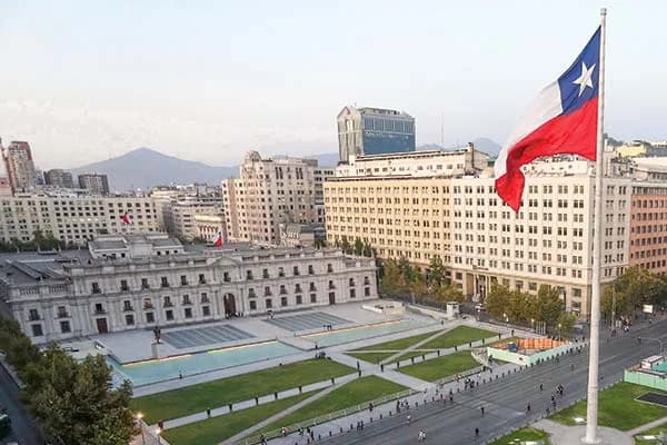 FMI mantiene línea de crédito por US$13.800 millones y advierte riesgos para crecimiento de Chile