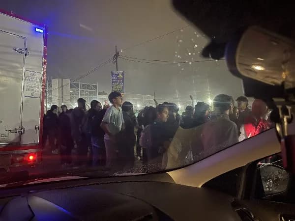 Persisten los bloqueos en vías de Bogotá y la Sabana; hay niños de colegios que siguen atrapados en los trancones
