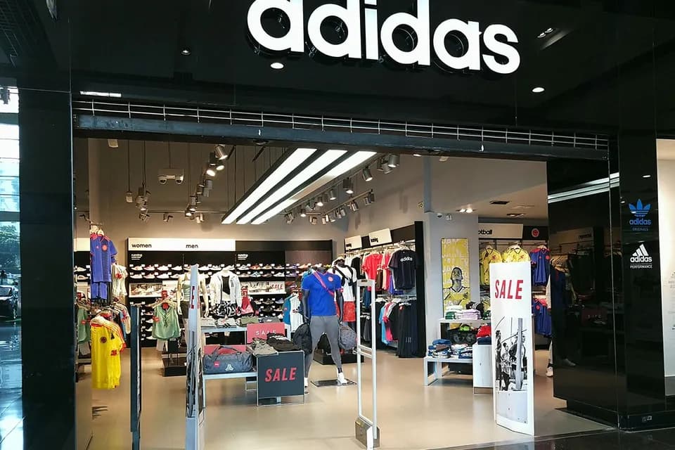 Las acciones de Adidas bajan tras la rebaja de recomendación de UBS por presión en márgenes