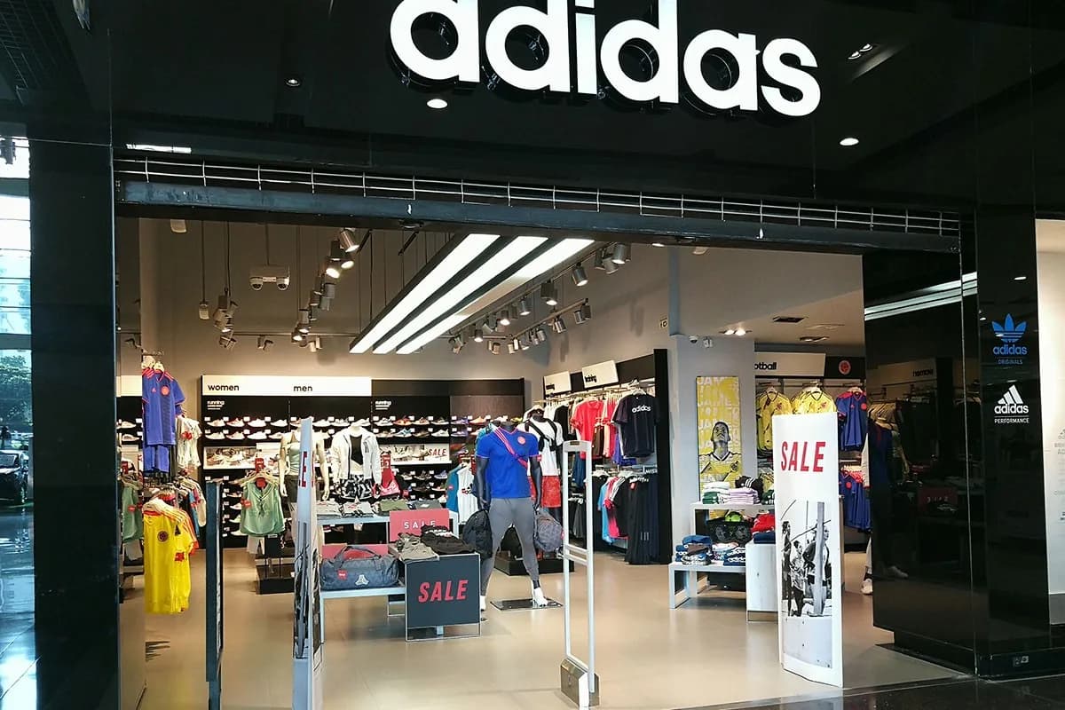 Las acciones de Adidas bajan tras la rebaja de recomendación de UBS por presión en márgenes