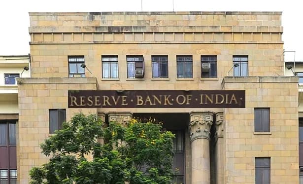 El Banco central de la India mantuvo estables los tipos de interés y redujo sus perspectivas de inflación