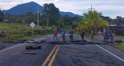 Bloqueo de la Vía Transversal de las Américas en el Urabá genera interrupción significativa en el transporte de toda la cadena agroindustrial de la región