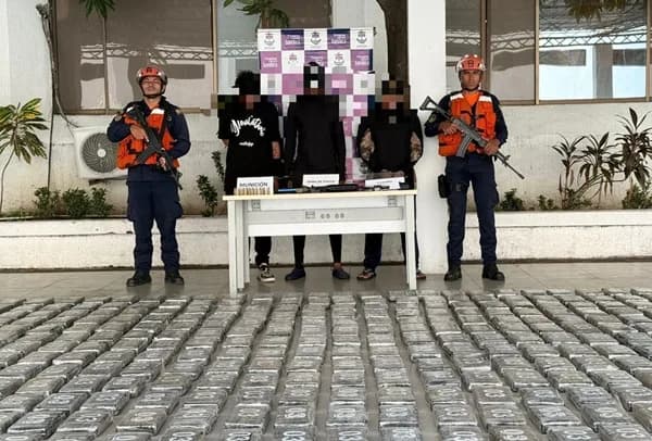 En una operación conjunta entre la Armada de Colombia y la Fuerza Aérea Colombiana, fueron incautados 494 kilos de clorhidrato de cocaína