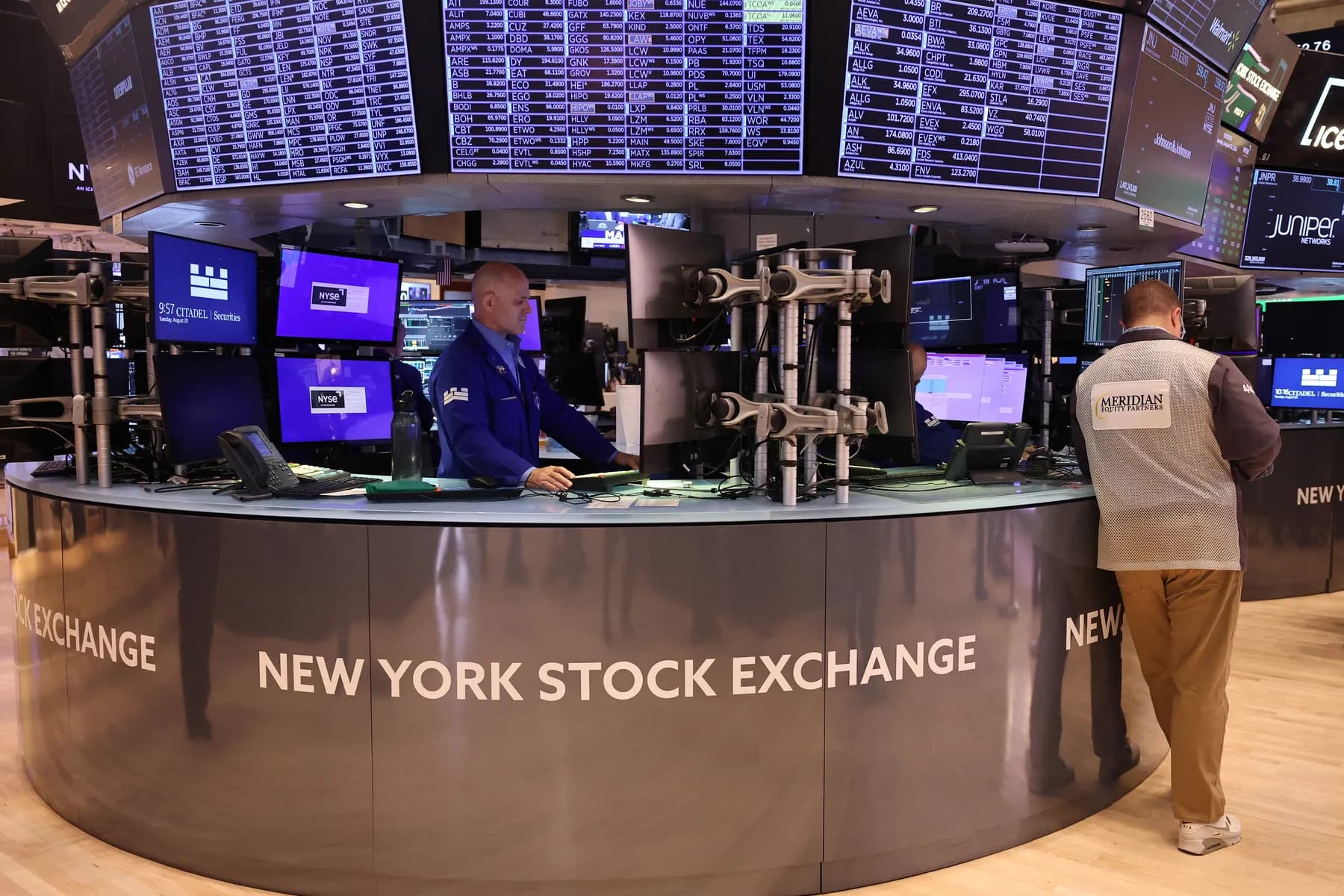 Wall Street cerró rojo: Standard & Poor's retrocedió desde su máximo histórico mientras los elevados rendimientos mantienen a los operadores en alerta