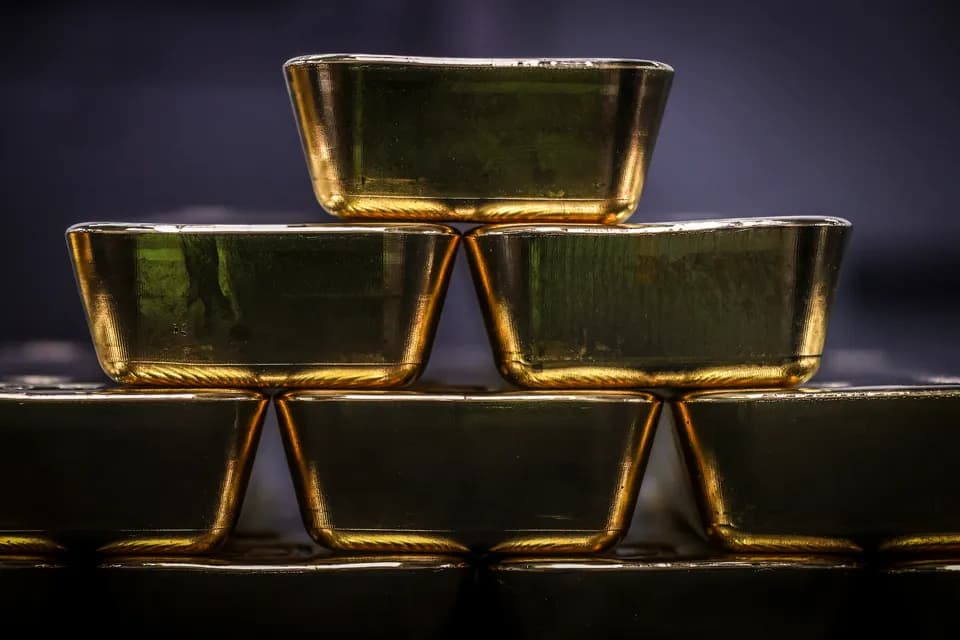 El oro cae un 1% mientras el dólar se fortalece y las actas de la Fed acaparan la atención