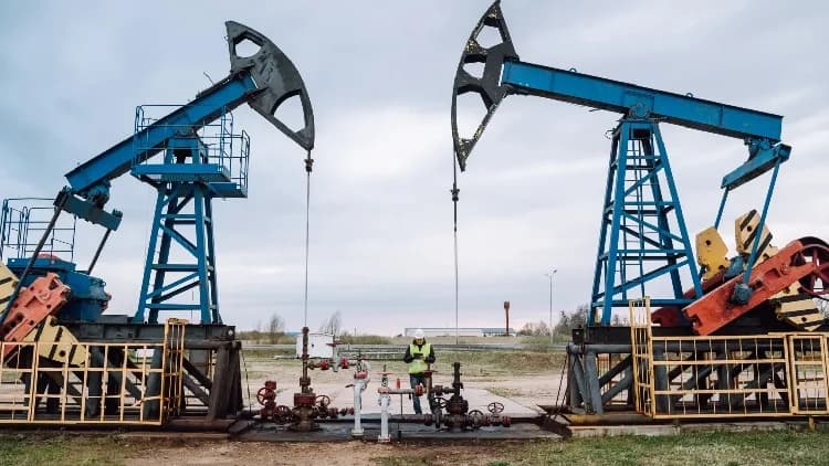 El petróleo sube por riesgos geopolíticos y por reunión de la Opep+ el próximo domingo