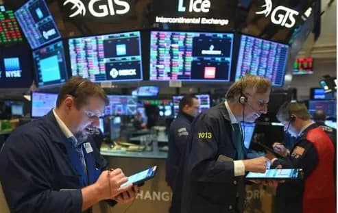 Futuros de Wall Street bajan mientras los rendimientos siguen subiendo y el petróleo se dispara un 5%
