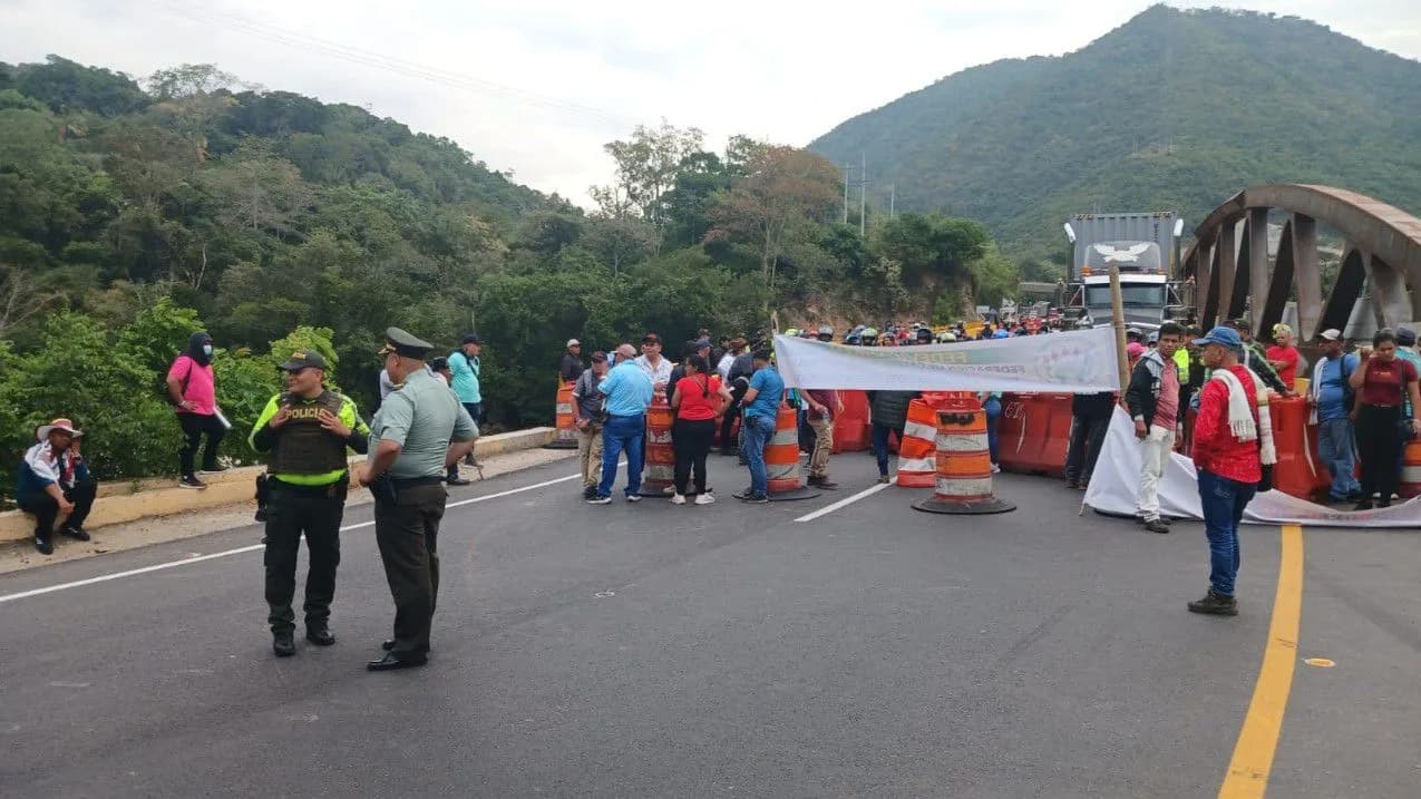 Bloqueos por la comunidad en la vía Bogotá - Girardot generan afectaciones en la movilidad
