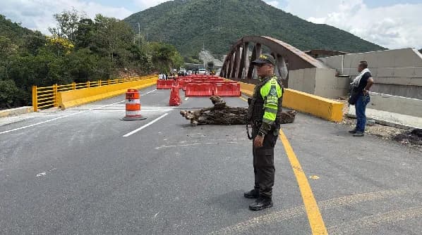 Bloqueos por la comunidad en la vía Bogotá - Girardot generan afectaciones en la movilidad