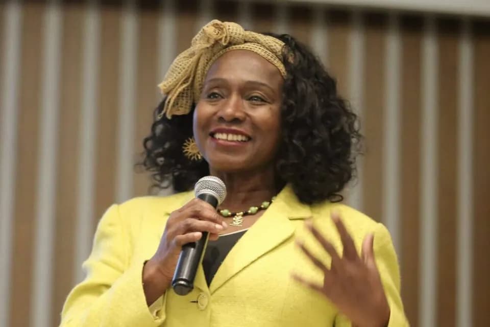 Por el trámite y celebración de más de 100 contratos de prestación de servicios desconociendo las normas de la contratación pública la Fiscalia acusó a la exministro de Deportes María Isabel Urrutia