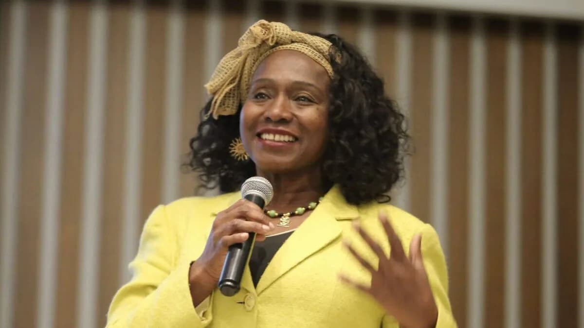 Por el trámite y celebración de más de 100 contratos de prestación de servicios desconociendo las normas de la contratación pública la Fiscalia acusó a la exministro de Deportes María Isabel Urrutia