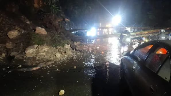 Fuertes lluvias registradas en la vía que conecta el municipio de Mesitas del Colegio con Bogotá ocasionaron derrumbes