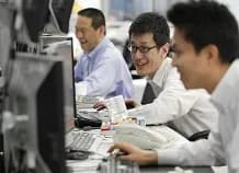 Los mercados asiáticos están en su mayoría al alza ya que los datos muestran que los precios al productor continúan cayendo en China