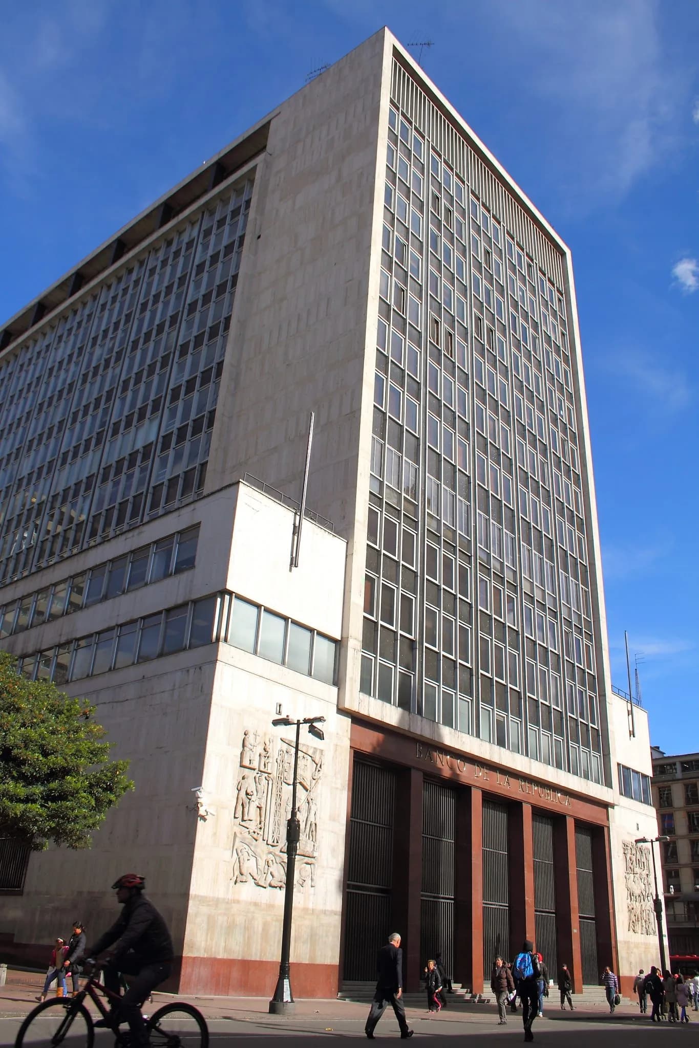 Hacia finales de 2024 y durante 2025, el Staff del BanRepública está previendo un relajamiento grande de la política monetaria