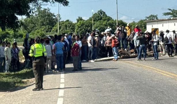 Conductores de buses intermunicipales realizan plan tortuga en el corredor vial de la Calle 13 en Bogotá