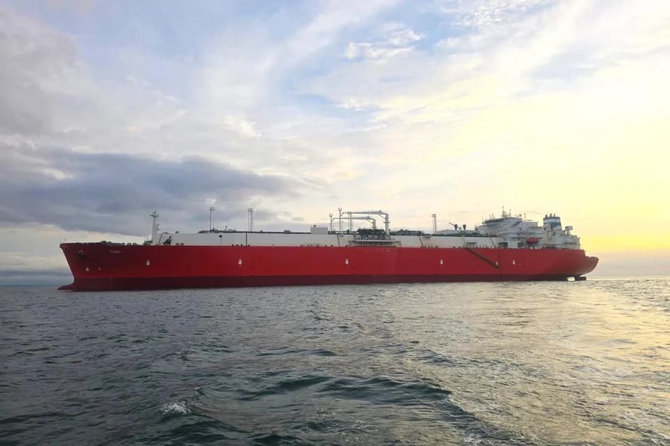 Buque con capacidad para almacenar 146.000 metros cúbicos de gas natural licuado llegó a Buenaventura para proyecto de Regasificadora del Pacífico