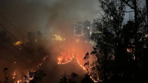 Incendios forestales en Quito obligan a evacuación de 100 familias