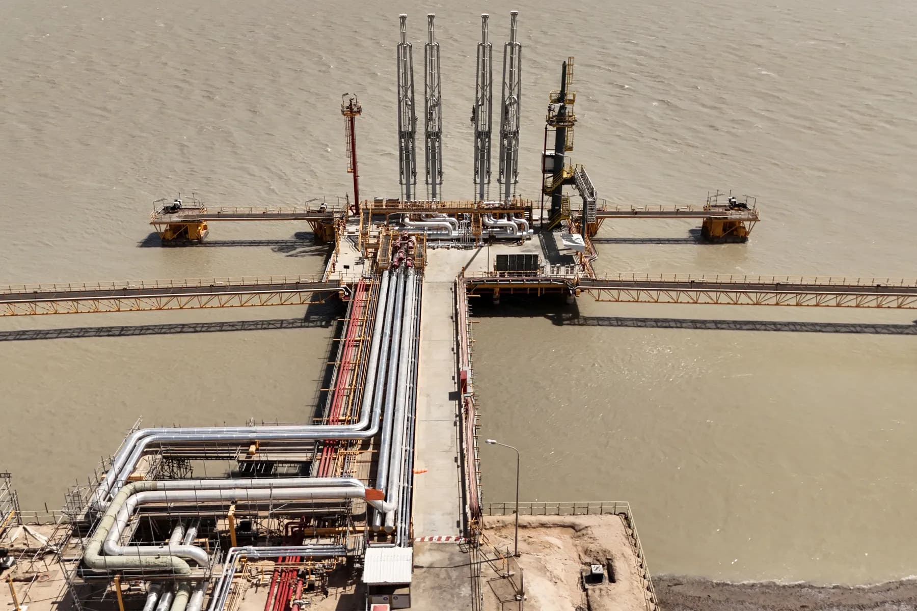 Los precios del petróleo suben por los riesgos de suministro de Rusia y falta de progreso en paz para Ucrania