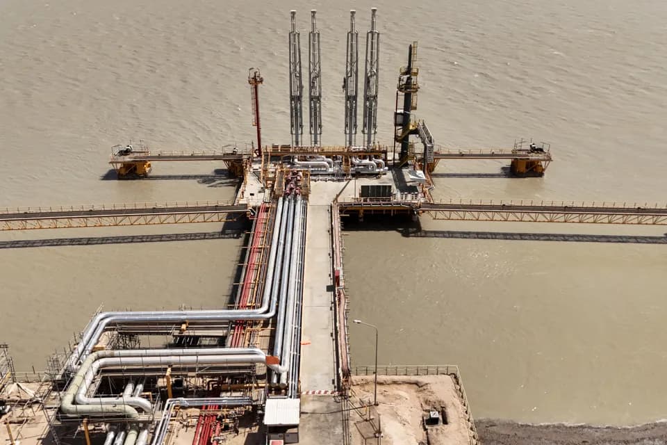 Los precios del petróleo suben por los riesgos de suministro de Rusia y falta de progreso en paz para Ucrania