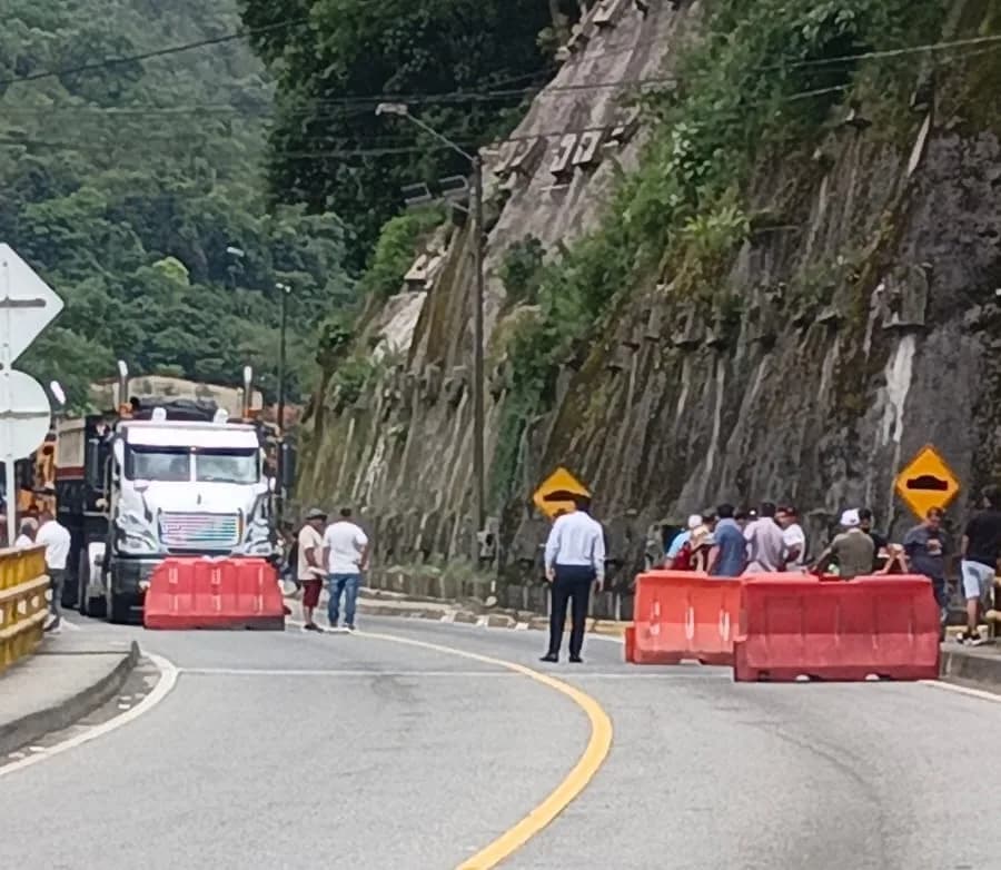 Cierre total en el kilómetro 59 y 44 de la Vía al Llano por manifestaciones de la comunidad
