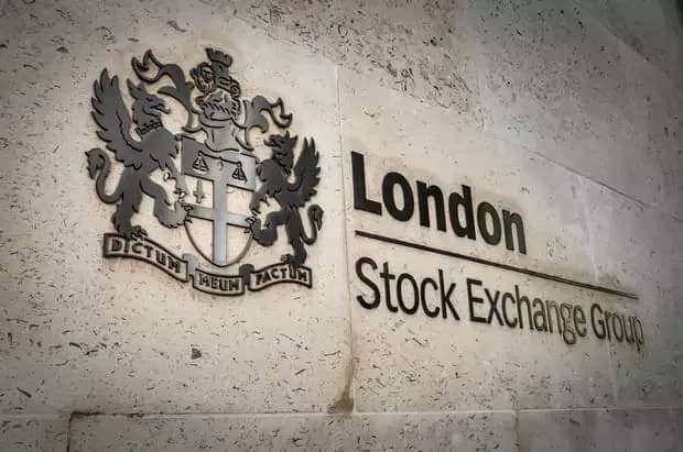 La Bolsa de Londres alcanza máximos históricos imperturbable pese a las crecientes tensiones comerciales