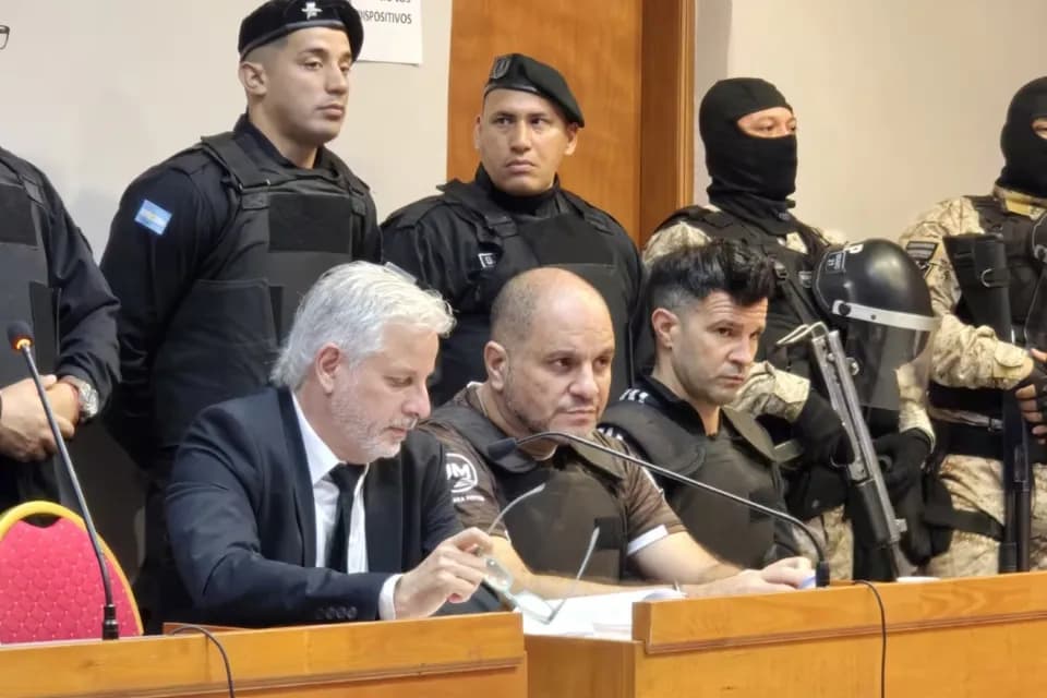 Leonardo Cositorto, estafador piramidal, llegó al juicio con la camiseta del equipo argentino Platense y chaleco antibalas