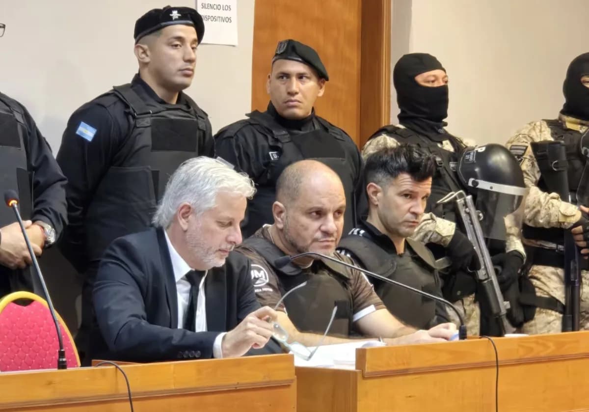 Leonardo Cositorto, estafador piramidal, llegó al juicio con la camiseta del equipo argentino Platense y chaleco antibalas