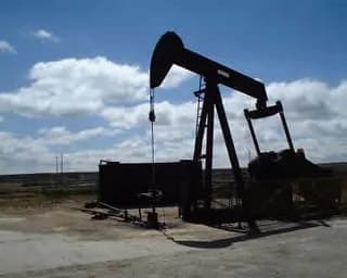 El precio del petróleo estadounidense volvió a superar los US$100 mientras Irán controla el acceso a través del estrecho de Ormuz