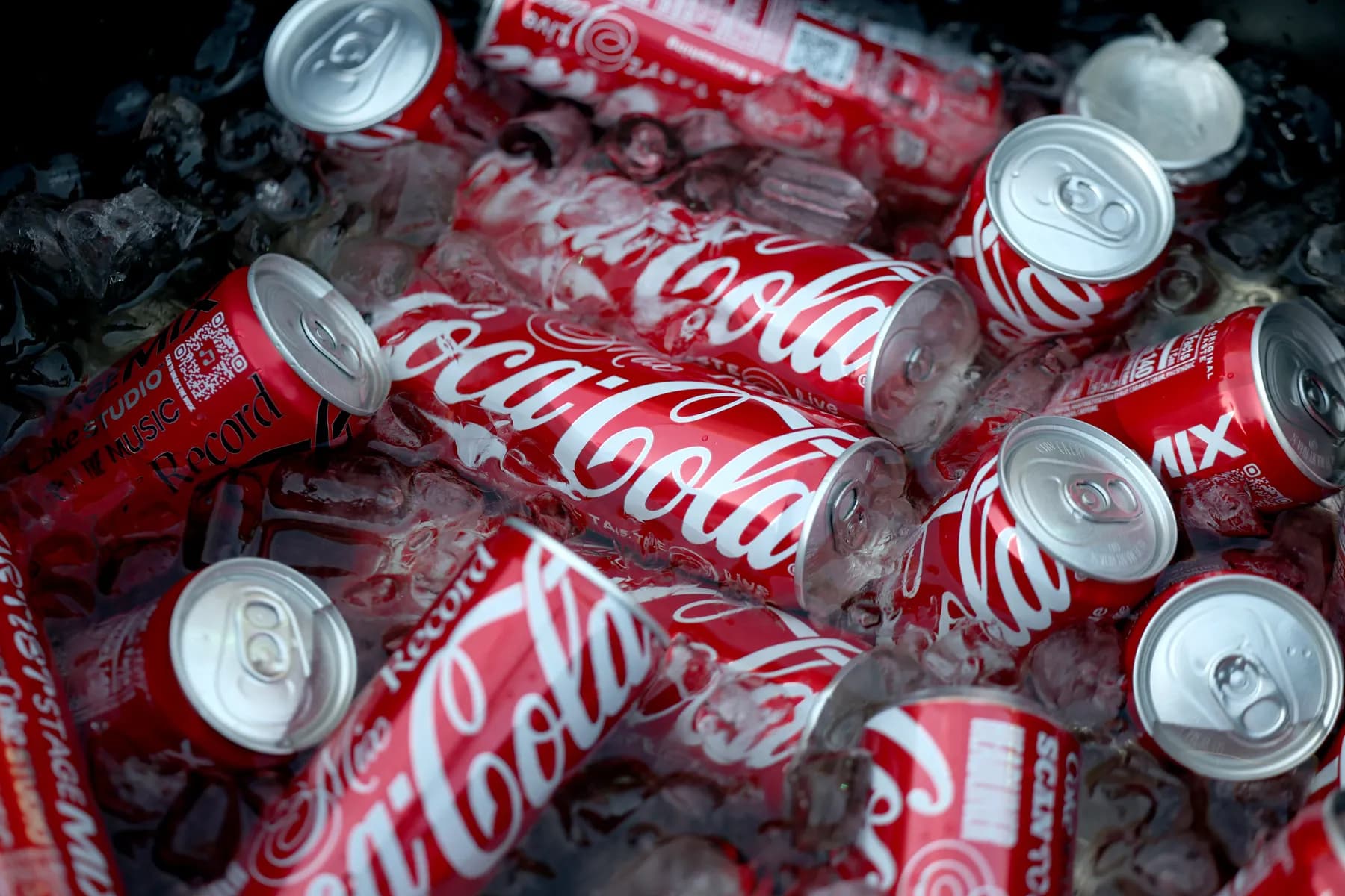 Coca-Cola superó las estimaciones de ganancias y elevó sus previsiones para el año ante el aumento de la demanda de bebidas