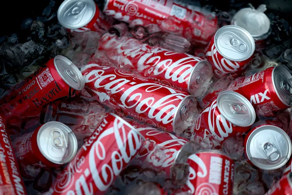 Coca-Cola superó las estimaciones de ganancias y elevó sus previsiones para el año ante el aumento de la demanda de bebidas