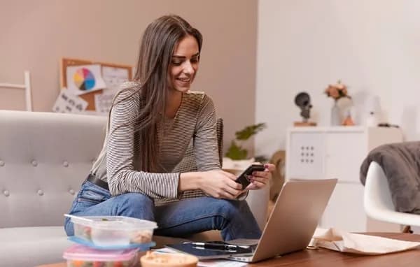 Jóvenes en Colombia concentran su gasto en moda, entretenimiento y tecnología; en 2025 el consumo de los hogares alcanzó el 77% del PIB