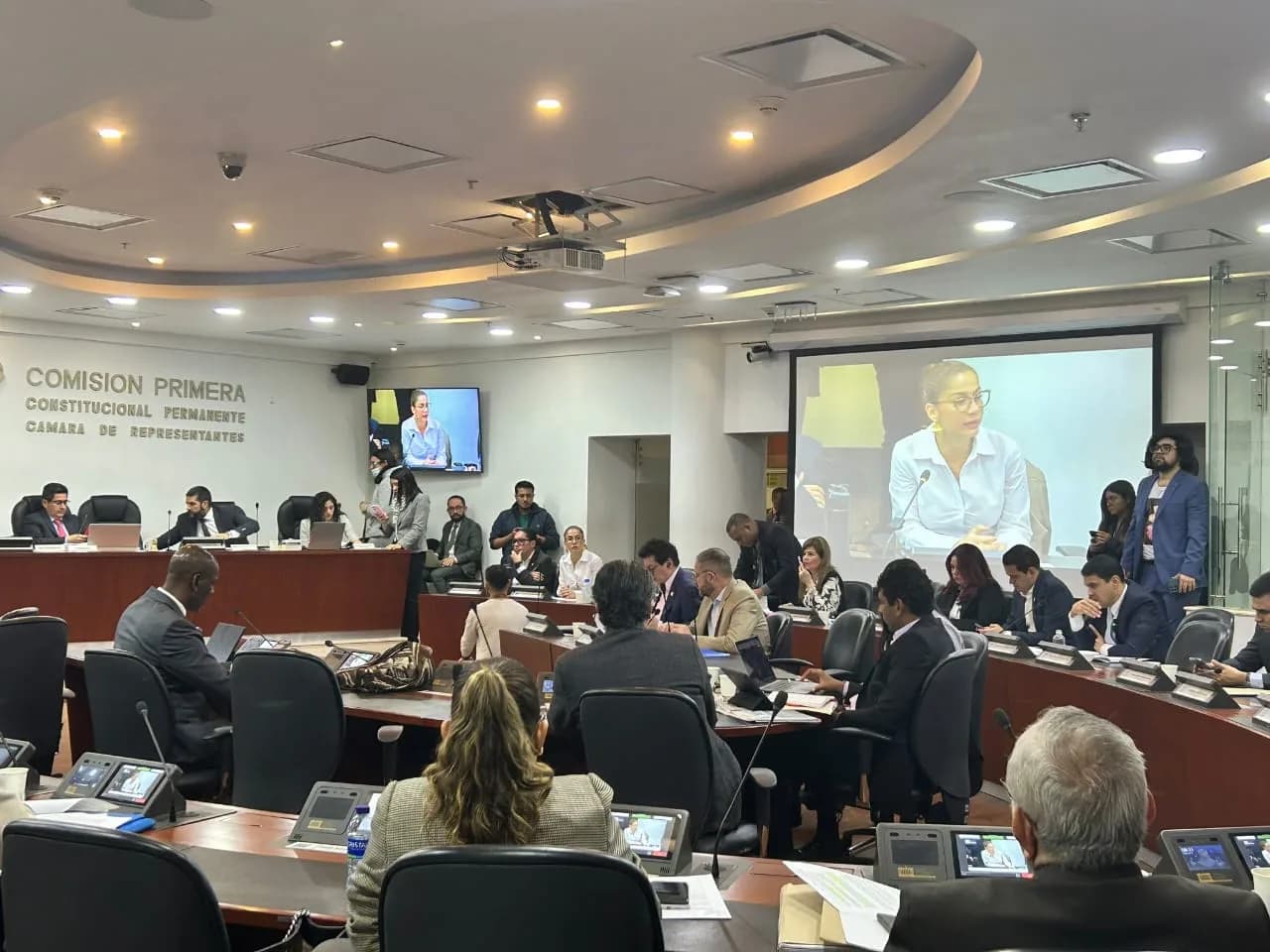 A segundo debate pasó el proyecto de Ley que busca reformar el escudo de Colombia para incluir la palabra “Justo” al lema “Libertad y Orden”