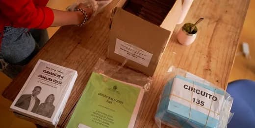 Los uruguayos definen hoy sobre quién será su presidente entre dos candidatos que en las encuestas arrojan empate técnico