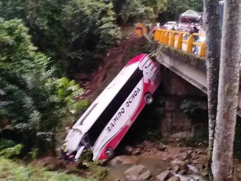 Al menos tres muertos y más de 20 heridos dejó un accidente de un bus en la autopista Medellín - Bogotá