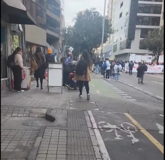 Manifestantes hacen plantón al frente del Ministerio de Salud: dicen que hay emergencia por desabastecimiento de medicamentos y desfinanciamiento del sistema