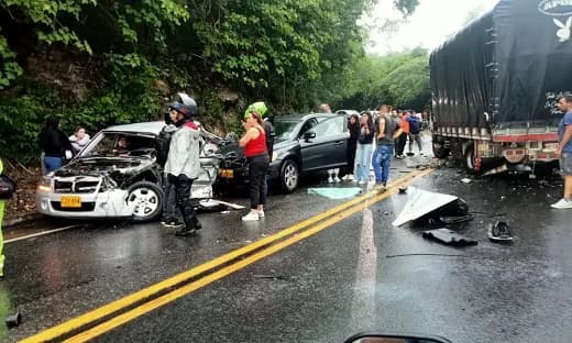 Accidente en la Vía Anapoima - Apulo tras un choque múltiple en la carretera hacia Girardot