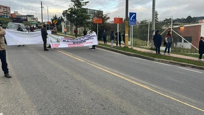 Protestas paralizan accesos y salidas de La Calera por actualización catastral del municipio