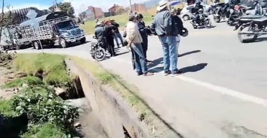 Transportadores de carga bloquearon el sector de Usme Pueblo y le exigen al Gobierno arreglar el estado de las vías: 43.400 usuarios de TransMilenio se han visto afectados