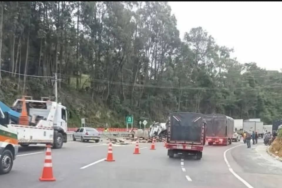 Volcamiento de vehículo de carga tiene con pasos intermitentes la Vía Bogotá - Girardot a la altura del municipio de Granada