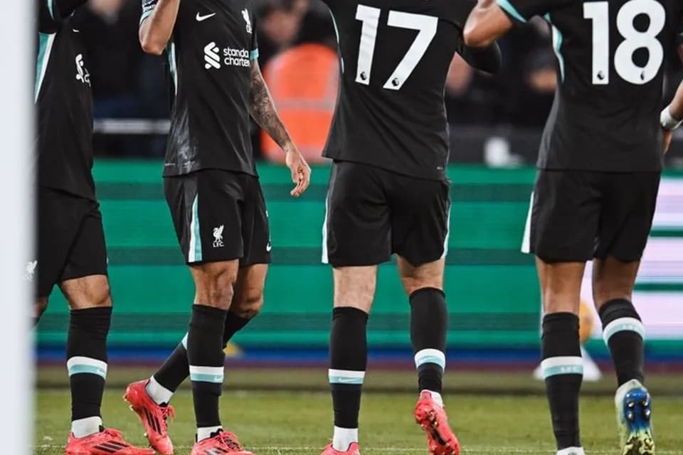 El Liverpool le ganó al Tottenham cinco por uno y salió campeón anticipado de la Premier League: el colombiano Luis Díaz anotó un gol