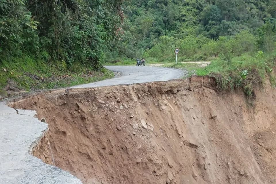 Especialistas hidráulicos y geotécnicos se desplazan a la vía que conduce al “Puente Acordeón” para analizar labores de encauzamiento de la quebrada Canelo