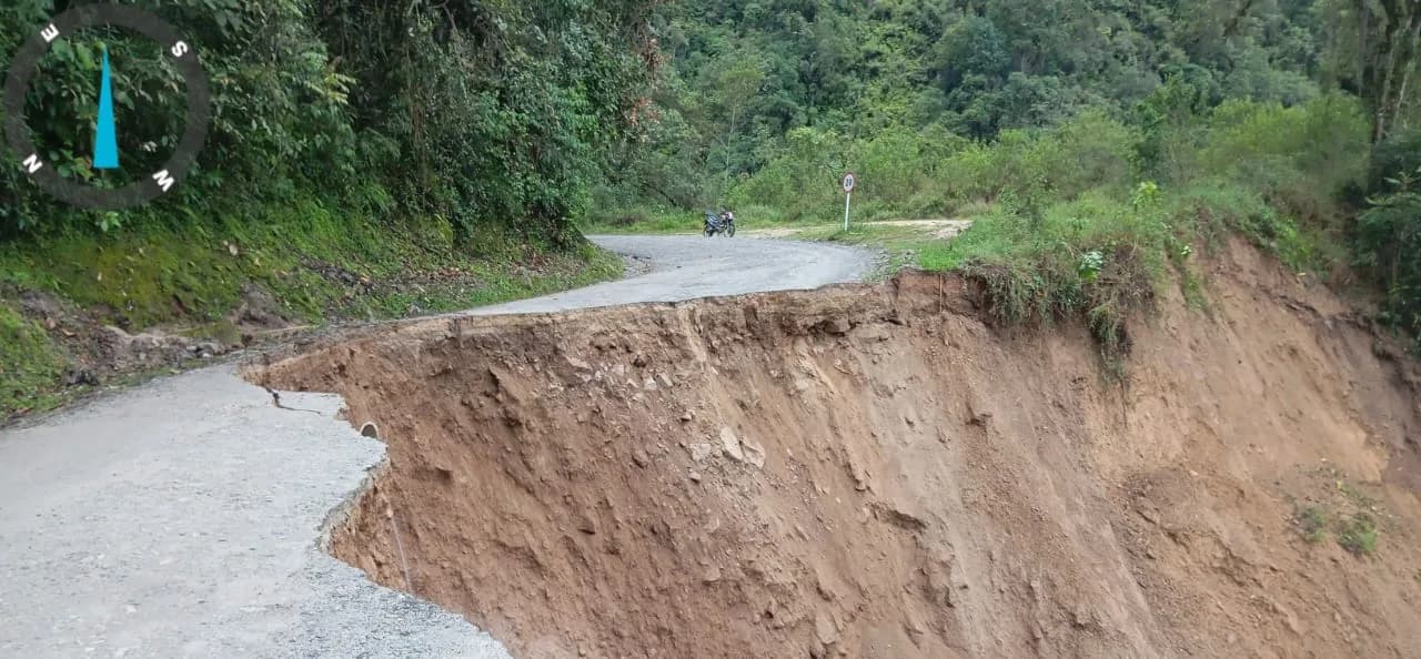 Especialistas hidráulicos y geotécnicos se desplazan a la vía que conduce al “Puente Acordeón” para analizar labores de encauzamiento de la quebrada Canelo