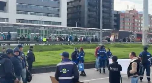 Paralizado TransMilenio en la Calle 100 hacia el sur por protestas de grupos de recicladores