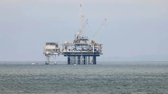 Precios del petróleo operaron estables tras los ataques a buques en el Mar Rojo y el Golfo de Omán