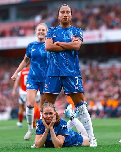 La delantera colombiana Mayra Ramírez anotó un gol en el clásico de Londres ante el Arsenal