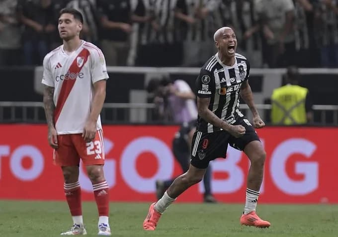 Atlético Mineiro venció a River Plate tres goles por cero en el partido de ida de la semifinal de la Copa Conmebol Libertadores