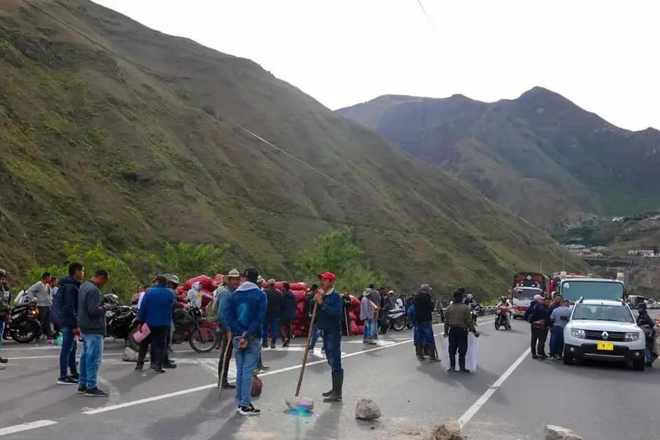 Productores de cebolla bloquearon la Vía Panamericana y le solicitaron al Gobierno Nacional regular los precios del alimento